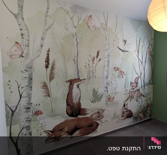 ציור קיר עם שועלים ועצים ביער